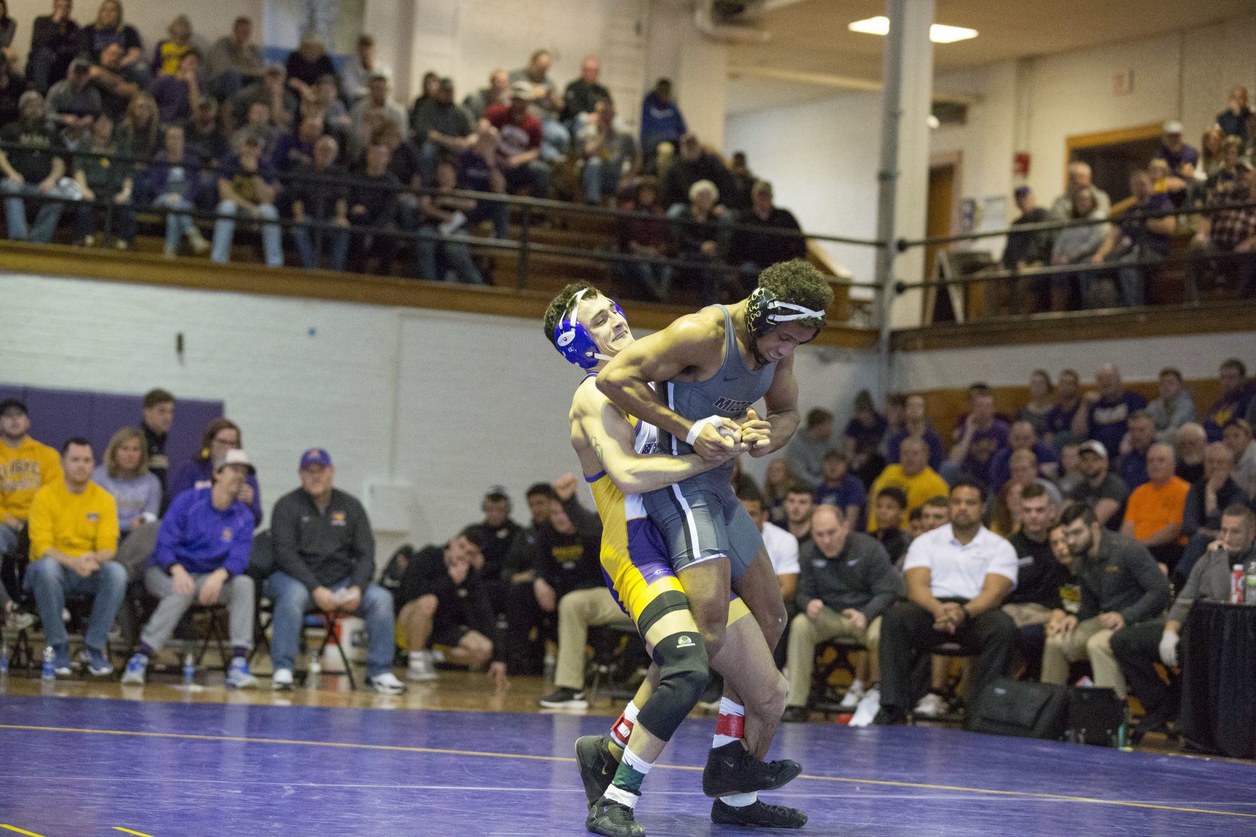 011220kw-uni-wrestling-01